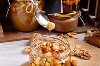 معجون انرژیبخش عسل طبیعی با مغزها و حبه میوههای استوایی